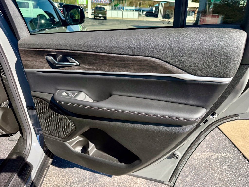 2027 Jeep Grand Cherokee GRAND CHEROKEE L LAREDO ALTITUDE 4X4