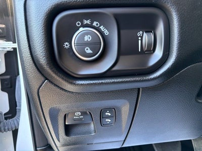2022 RAM 1500 Big Horn Crew Cab 4x4 5'7' Box