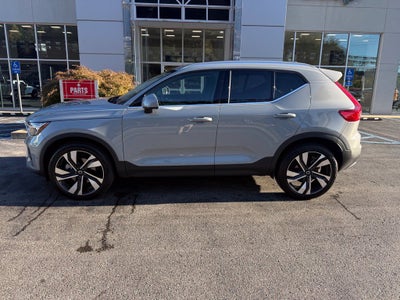 2024 Volvo XC40 B5 Ultimate Bright Theme