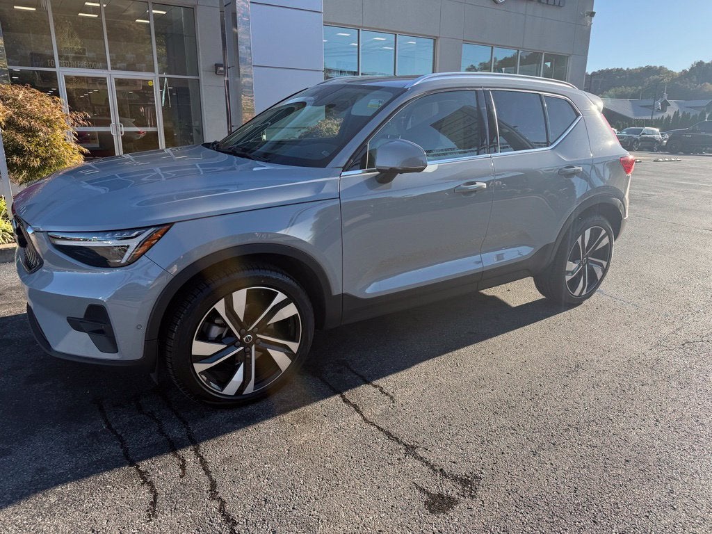2024 Volvo XC40 B5 Ultimate Bright Theme